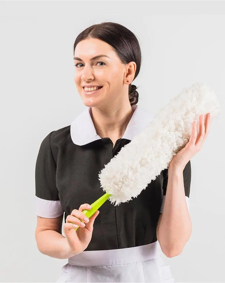 Angajată Cherus Master Clean cu pămătuf de praf, zâmbind