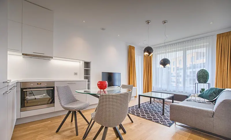 Apartament modern, curat și luminos, cu bucătărie deschisă și living